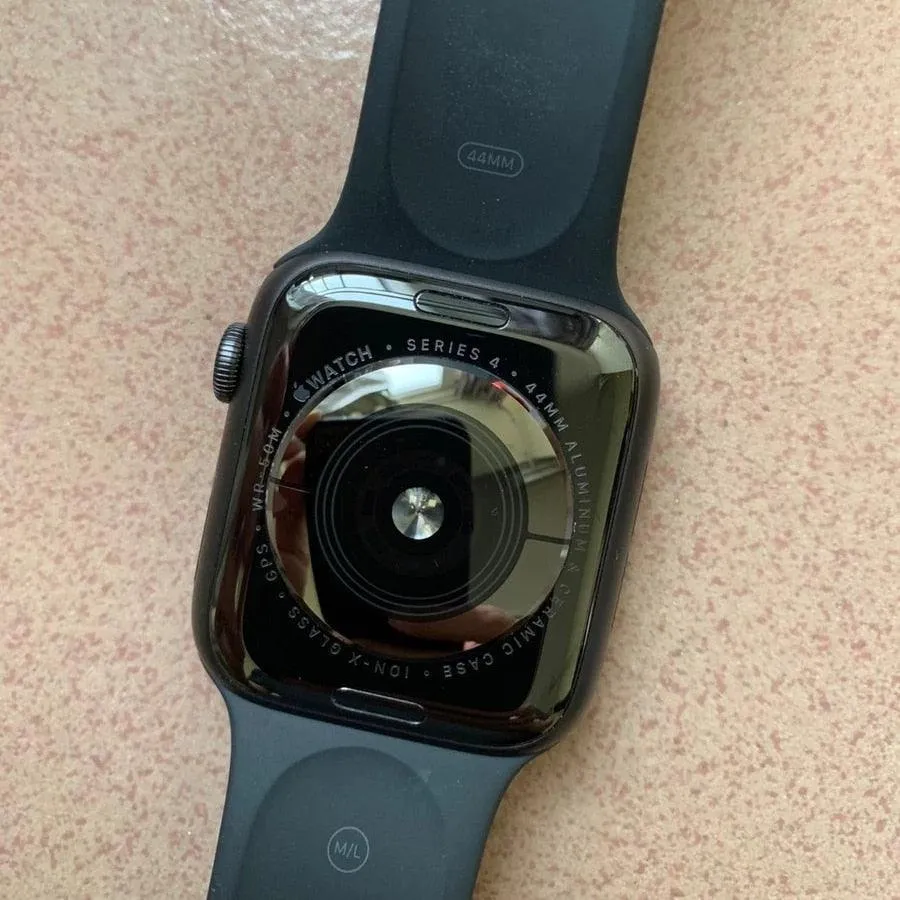Used Apple Watch Series 4 (GPS 44mm)